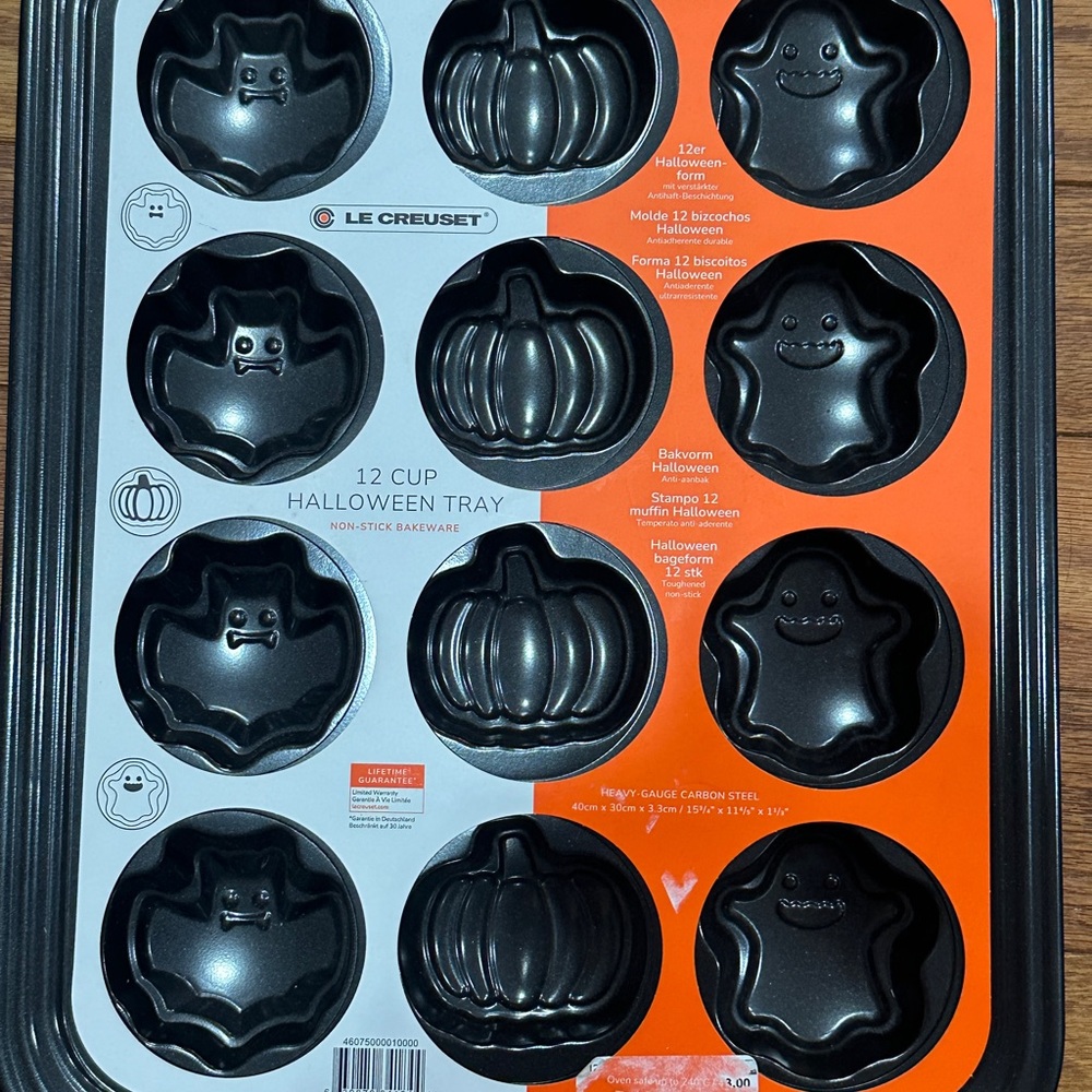 Le Creuset Toughened Non-Stick Bakeware 12 Cup Halloween Tray, Black Pumpkin